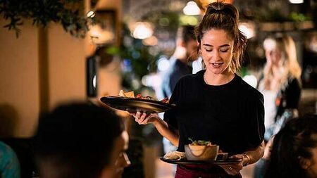 Vintners' sharply criticise delay in VAT cut on food services