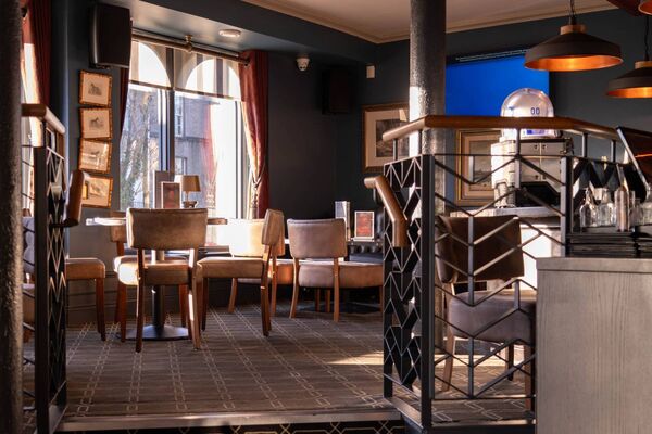 Charter Bar &amp; Eatery 