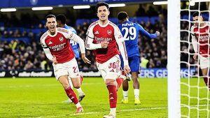 Arsenal edge first leg at Chelsea but Garnacho double keeps tie alive
