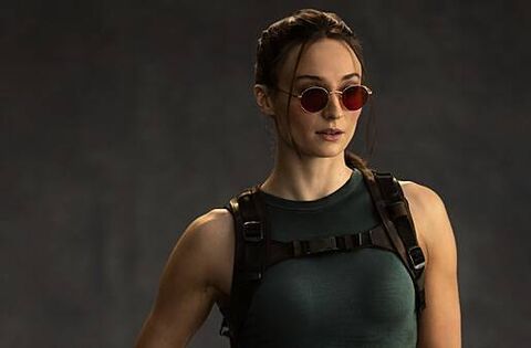 トゥームレイダーのララ・クロフト役の女優ソフィー・ターナーの初画像公開 – エンタメ