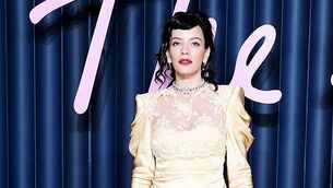 Norah Jones delights passers-by at St Pancras with piano performance