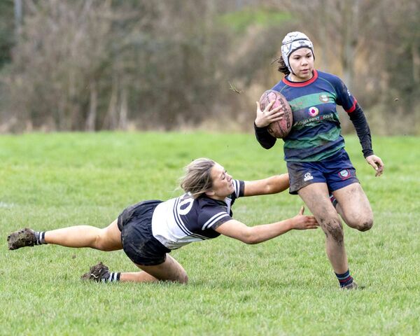 Scoil Chríost Rí's Amarachi Obi evades the tackle from Isabelle Doyle-McDonagh (Newbridge College)	Photo: Aisling Hyland