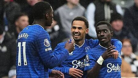 Thierno Barry boosts Everton to win from bench as Newcastle home woes continue