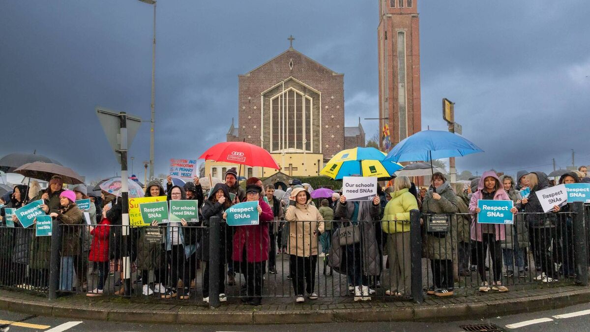 SNA protest in Portlaoise gets strong support