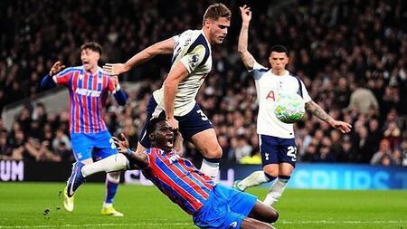 Red card costly as Tottenham slip to fifth successive defeat