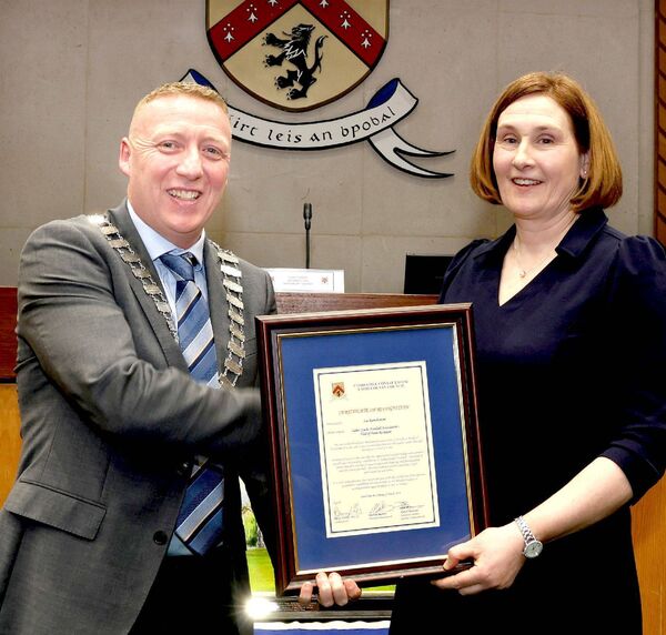 Cllr Barry Walsh (Cathaoirleach), presenting a framed Certificate of Recognition to Sue Ramsbottom