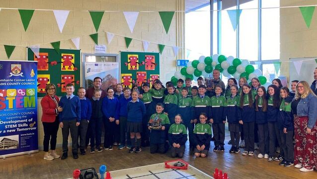 <p>Dáithí Ó Sé of RTÉ's Today Show at Rosenallis NS, where he enjoyed a brilliant demonstration of robotics skills. Photo: MidlandsIreland.ie</p>