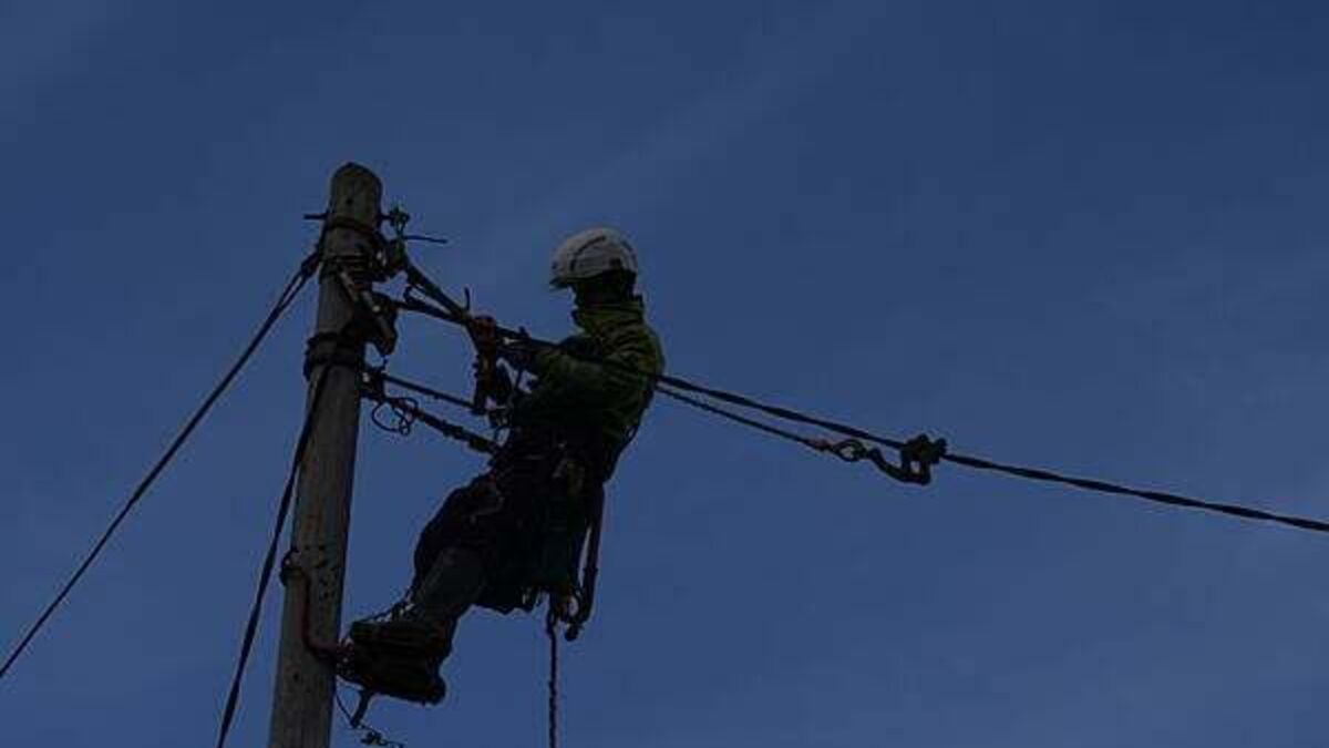 Storm Dave: ESB crews continue to fix outages as winds settle down