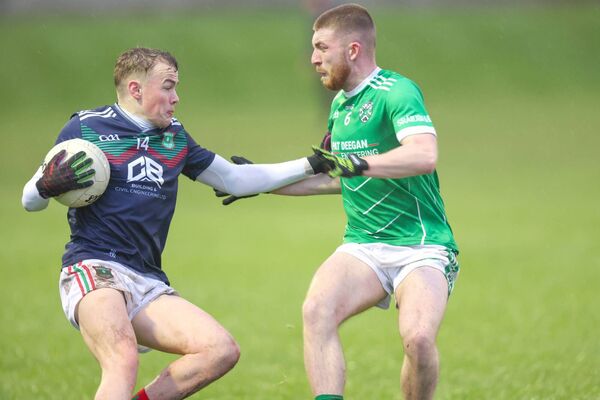Jamie O'Brien (Graiguecullen) finds his path blocked by James Devoy (Stradbally) Photo: Paul Dargan