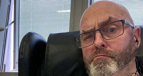 Pianist plays 'chemo concerts' despite having no feeling in fingers from his own treatment