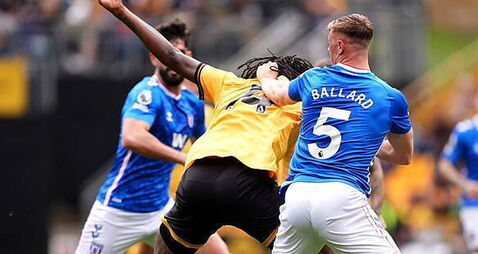 Dan Ballard sees red for hair-pull as Sunderland draw with Wolves