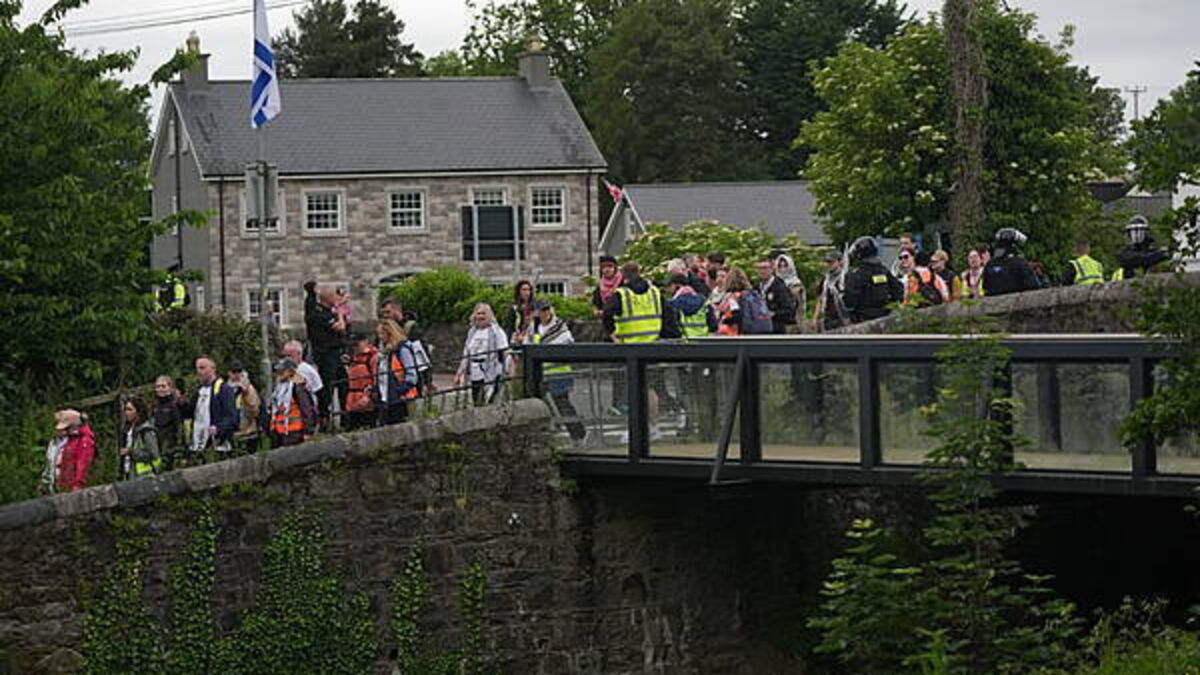 Heavy police presence as pro-Palestine march and rival demo pass off peacefully