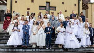 <p>Pupils with clergy, and teachers Ms Fitzpatrick and Ms Young and principal Mr McEvoy at the Scoil Bhríde Portlaoise First Holy Communion in St Peter &amp; Paul’s Church</p>