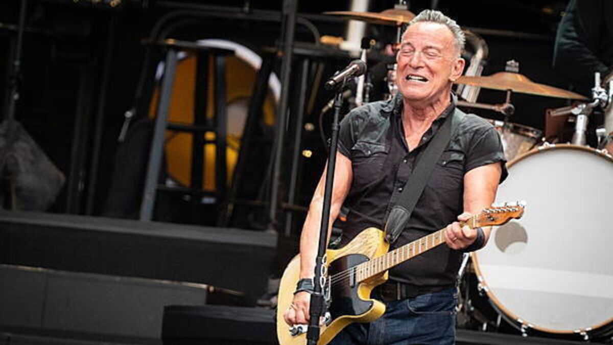 Bruce Springsteen pays emotional tribute to Clive Davis: ‘He changed my life’