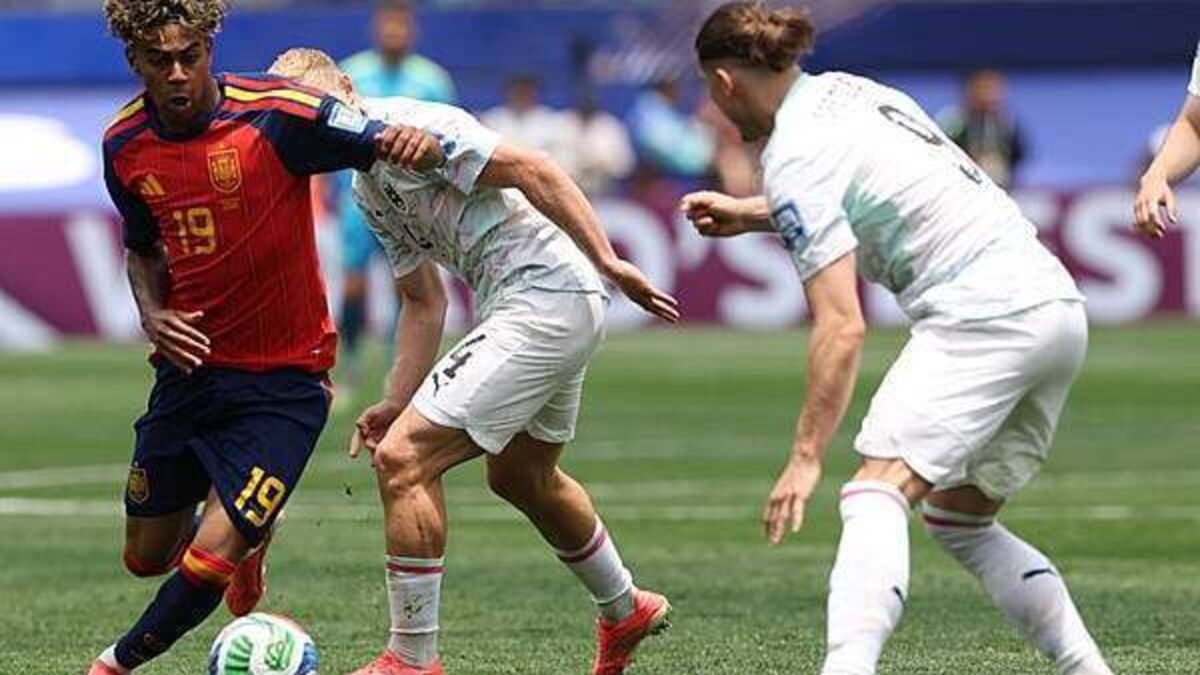 Spain sweep aside Austria 3-0 to reach World Cup last 16