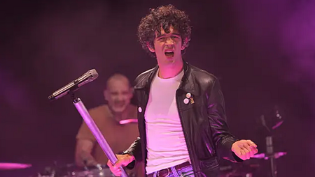 Matty Healy performs with The 1975 tribute band at stag do