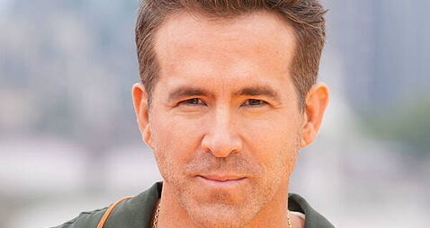 Ryan Reynolds walks the floor at Comic-Con dressed as Deadpool