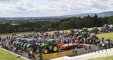 North's farmers' union calls for minister to resign amid row over shooting of cows