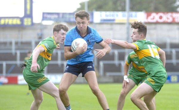 Charlie Whelan (Ballyroan Abbey) finds a gap in the Park/Ratheniska cover 	Photo: Denis Byrne
