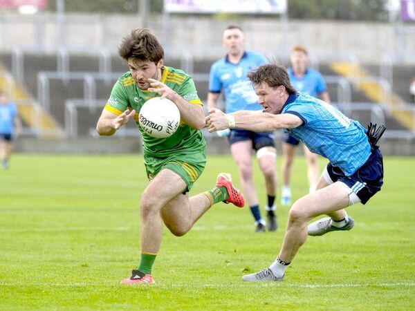 Paul Byrne (Park/Ratheniska) gets away from this attempted challenge by Aaron McEvoy (Ballyroan Abbey) 	Photo: Denis Byrne