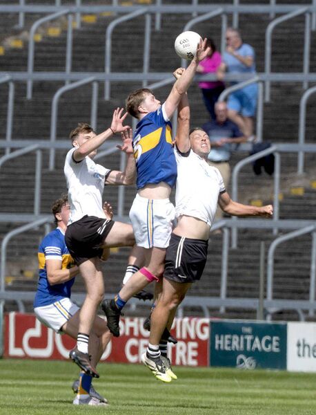Johnny Kelly (O'Dempsey's) outjumps Enda O'Rourke (Arles Killeen) for this ball	 Photo: Denis Byrne