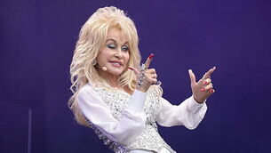 Taylor Swift says a world without Dolly Parton ‘doesn’t feel possible’