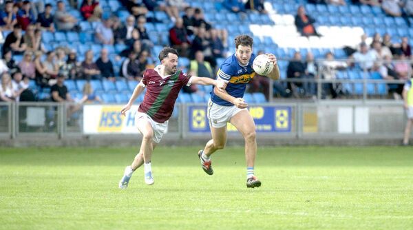 Barry Howlin (O'Dempsey's) breaking with Curtis Lyons (Portarlington) staying close in their SFC quarter-final game Photo Denis Byrne Barry Howlin (O'Dempsey's) breaking with Curtis Lyons (Portarlington) staying close in their SFC quarter-final game Photo Denis Byrne