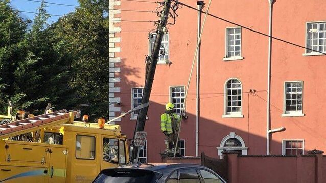 <p>ESB repair crews at the scene in Mountrath this evening. Photo: Larry McCarthy</p>