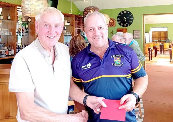 Overall winner Fionan O'Sullivan receives his prize from Timmy Williams